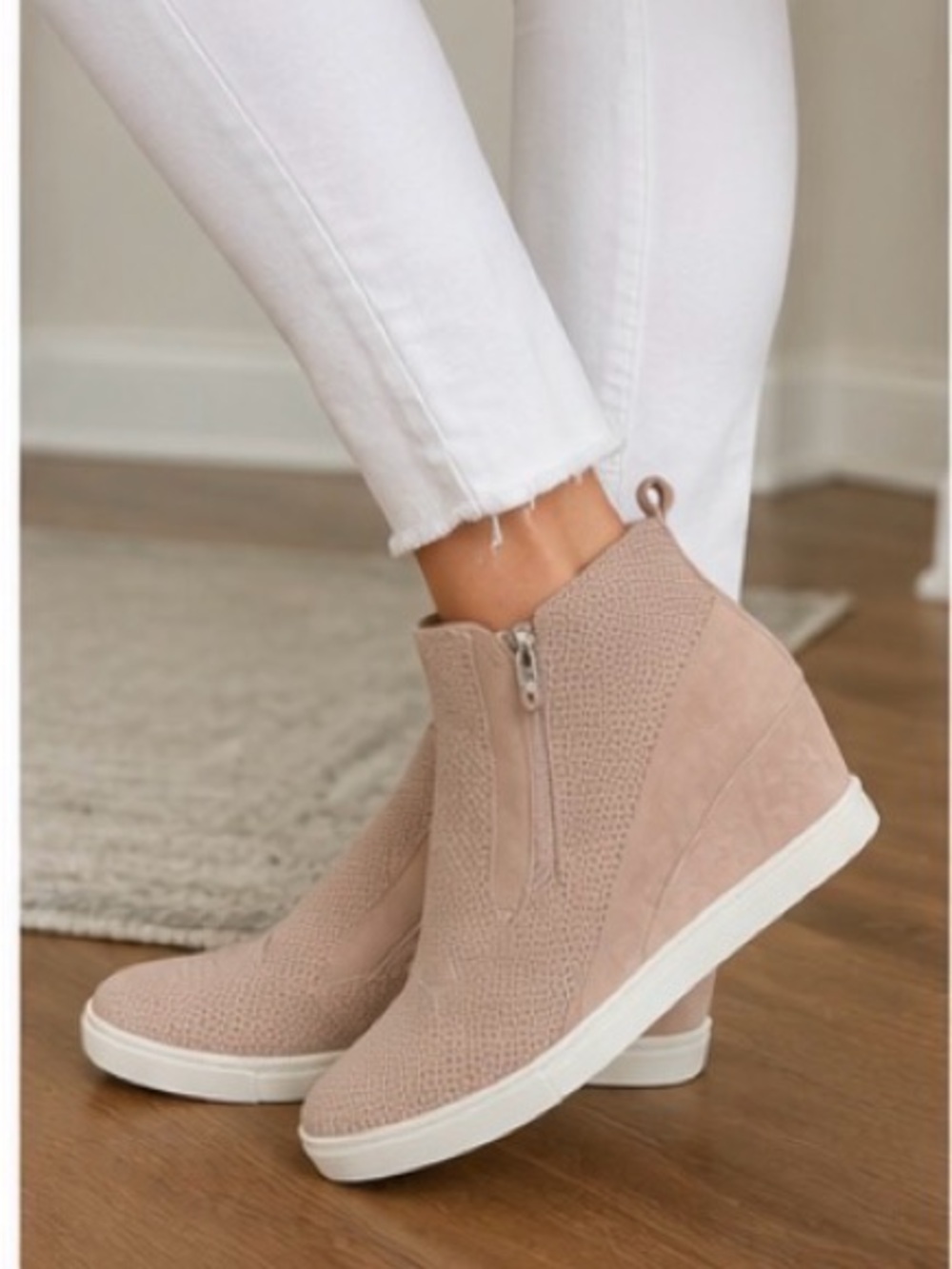 NIB Linea Paolo Anna-L Blush Perforated Suede Wedge Sneakers Women’s 9